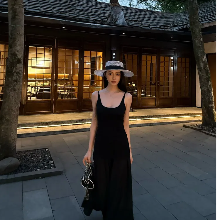 法式气质黑色无袖连衣裙短款显瘦收腰小个子背心裙网红针织辣妹