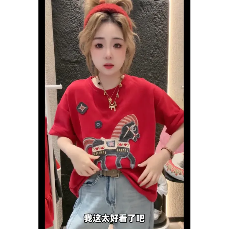 2026秋冬红色小马刺绣设计时尚简约短袖T恤女宽松显瘦百搭卡上衣