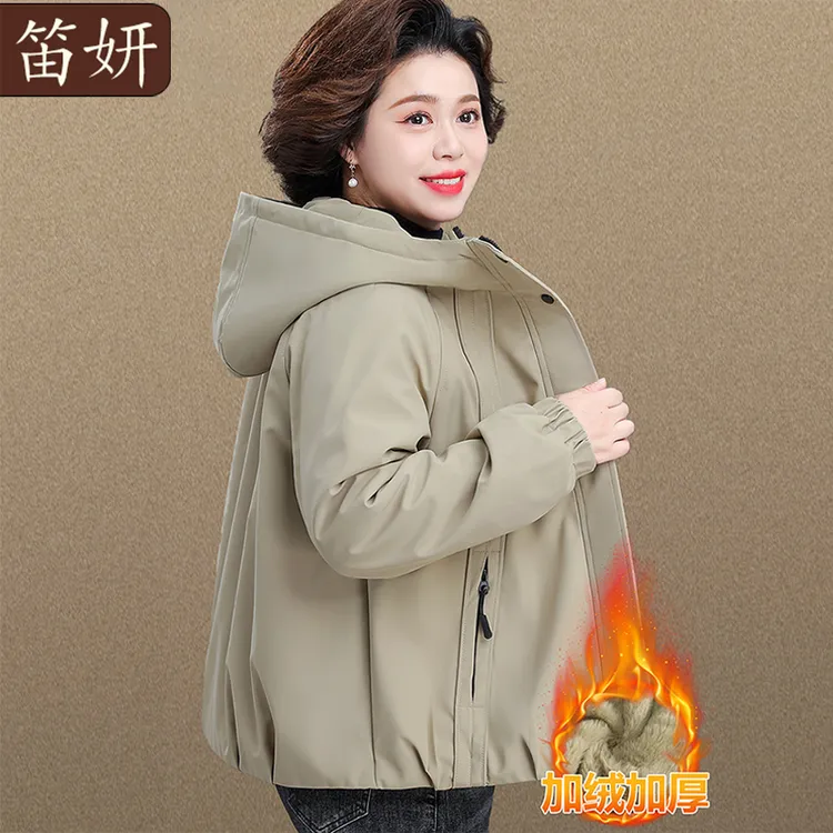 妈妈冬装2025新款冲锋衣外套加绒加厚中老年女士秋冬夹克上衣品牌