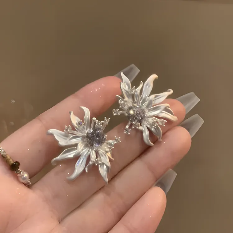 铜合金耳饰 精致立体花朵耳钉2025爆款高级感耳钉时尚气质耳饰女 
