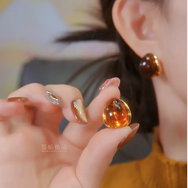 铜合金耳饰 2025新款琥珀色耳环气质设计感精致耳钉耳扣素款
