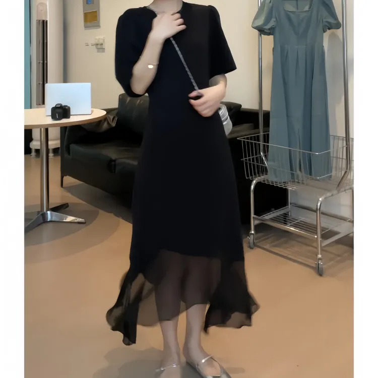 大码女装秋季法式设计感拼接连衣裙胖mm遮肉显瘦小众赫本风小黑裙