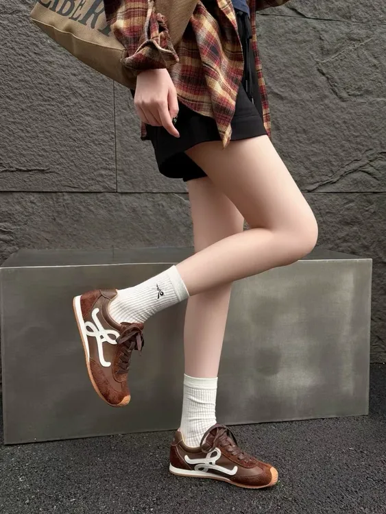 时尚美一步小罗德训女鞋真皮休闲运动鞋时尚百搭复古时髦667