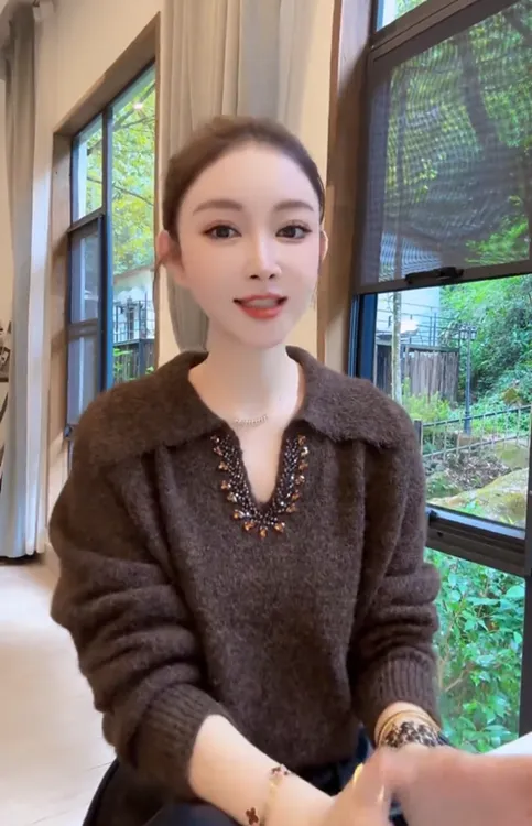 高端轻奢翻领独特别致设计感针织上衣女秋季新款简约时尚通勤穿搭
