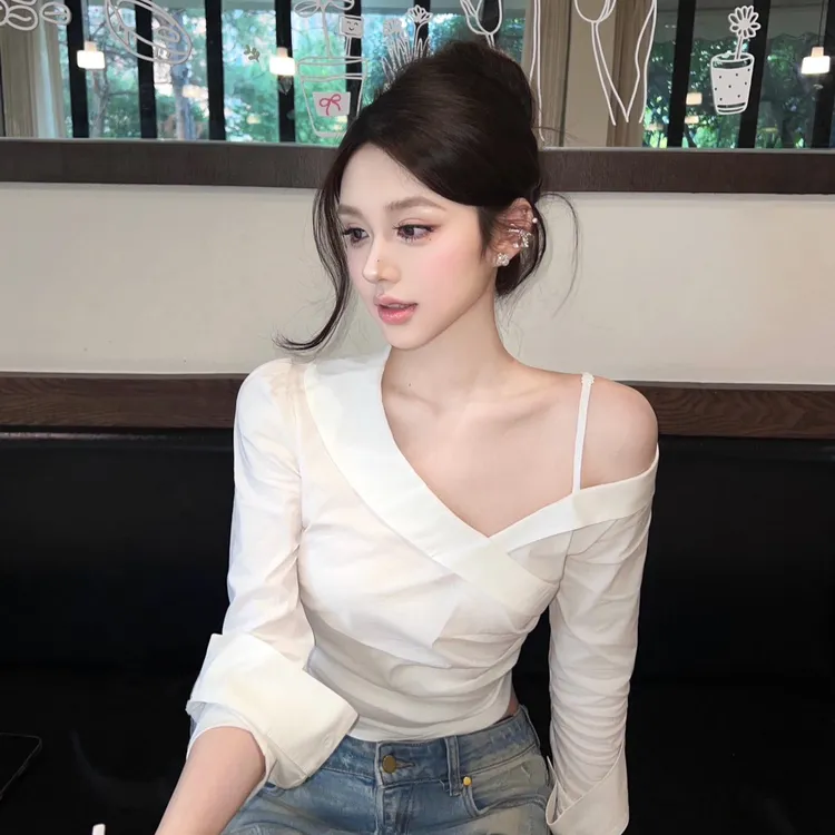 小心机斜肩长袖衬衫女2025秋装新款设计感褶皱收腰显瘦短款上衣