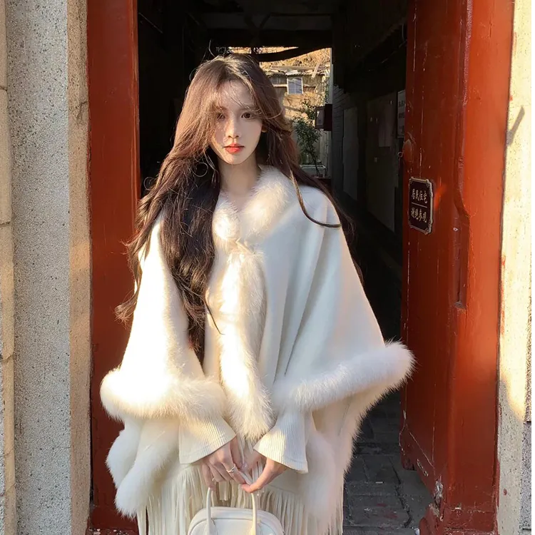 清冷感白色毛领披肩女外搭2025新款秋冬季高级感保暖披风斗篷围巾
