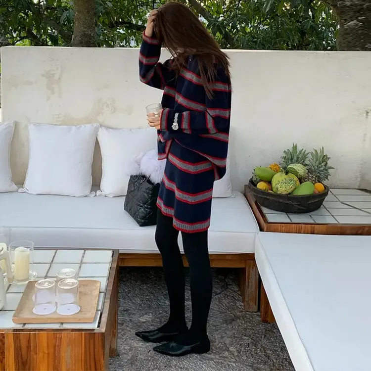 2025秋冬新款慵懒风条纹保暖上衣配宽松加厚短裙时尚两件套装女潮