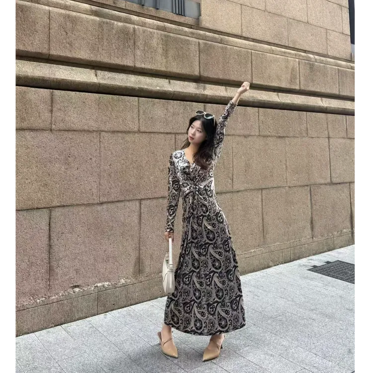 复古丝绒套头连衣裙修身深V领长袖裙子收腰褶皱三亚外出洋气裙子