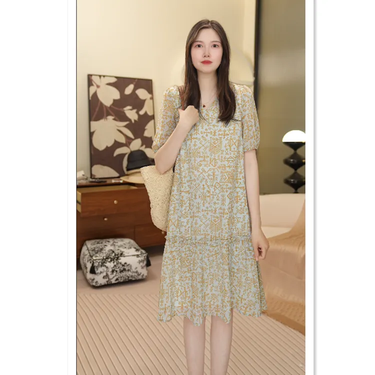 绿色v领碎花连衣裙女夏季2025年新款法式复古时尚印花中长款裙子