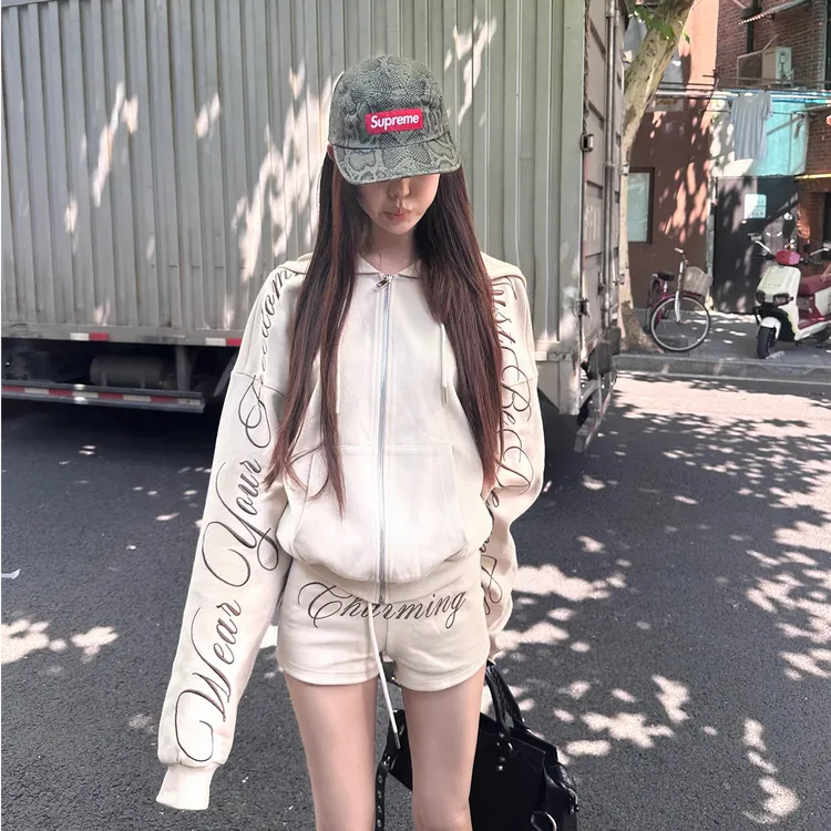 2025年早秋刺绣卡其色连帽卫衣外套辣妹字母时尚宽松短裤套装潮女