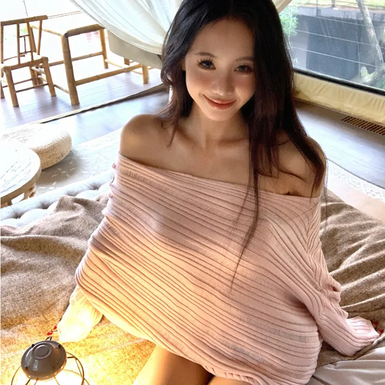 慵懒风肌理感粉色一字肩针织衫女春露肩宽松显瘦套头长袖上衣