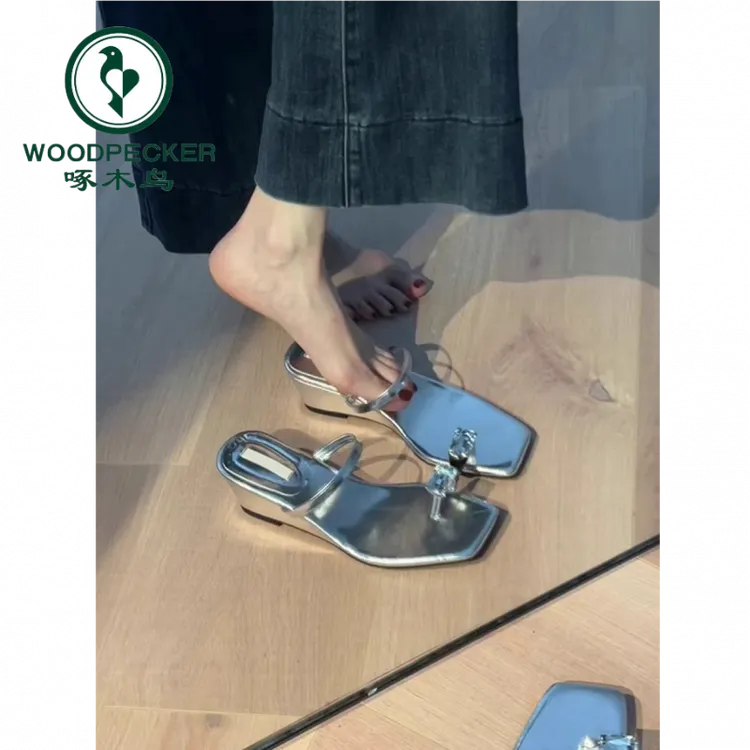 啄木鸟厚底坡跟水钻套趾银色凉拖鞋女夏方头露趾法式气质一字拖鞋