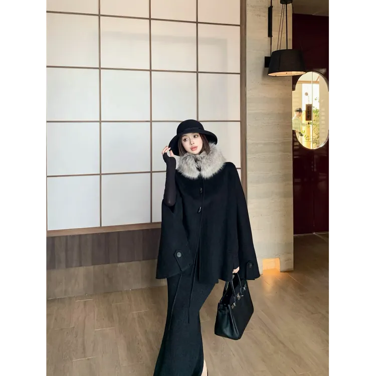 2025秋冬新款双面呢立领毛领破缝袖牛角扣宽松斗篷大衣配半身裙