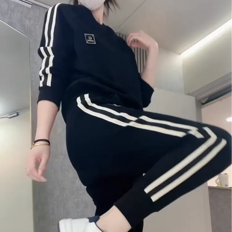 （加载）小标休闲运动套装长裤长袖秋冬款运动时尚百搭条纹套装女