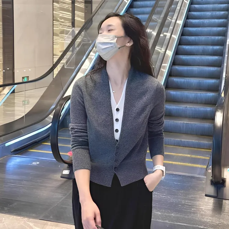 法式气质灰色假两件v领毛衣针织开衫外套女小香风宽松短款上衣秋
