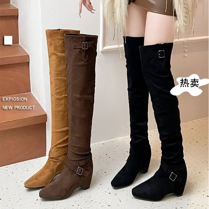 【6公分】2025秋冬新款时尚圆头坡跟内增高皮带扣绒面堆堆过膝靴