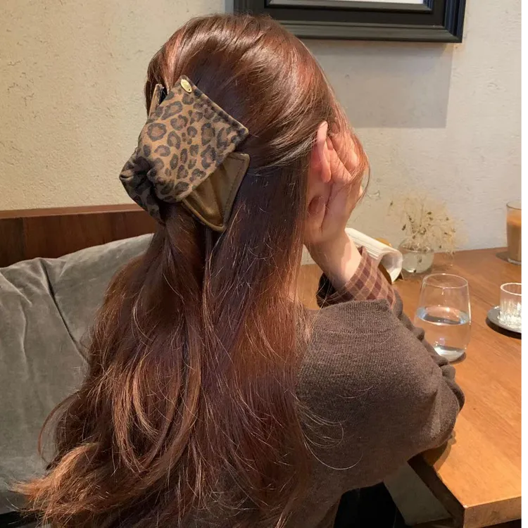 秋冬轻奢气质PU皮豹纹拼接三角抓夹个性设计后脑勺盘发夹发饰女