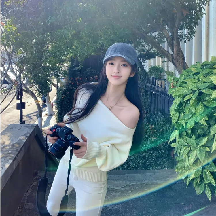 2025春夏季时尚新款韩系设计感小众露肩慵懒风针织上衣显瘦裤子女