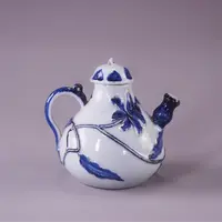 LOT025 明初青花堆塑花卉纹梨形壶