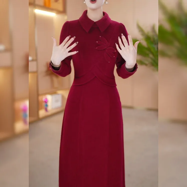 宸紫女装2025冬季穿搭连衣裙女新款精致女人收腰中长款裙子打底裙