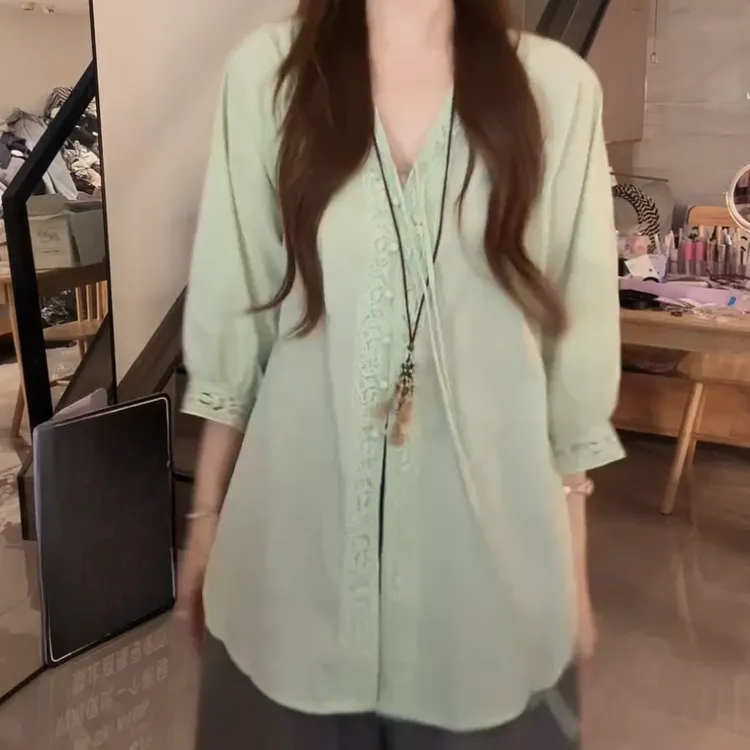 夏季新款宽松百搭清冷气质宽松v领蕾丝衫小衫C5581