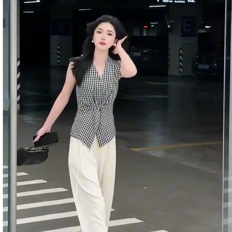 大码高级感格子衬衫女2025夏季新款小衫显瘦设计扭结收腰无袖上衣