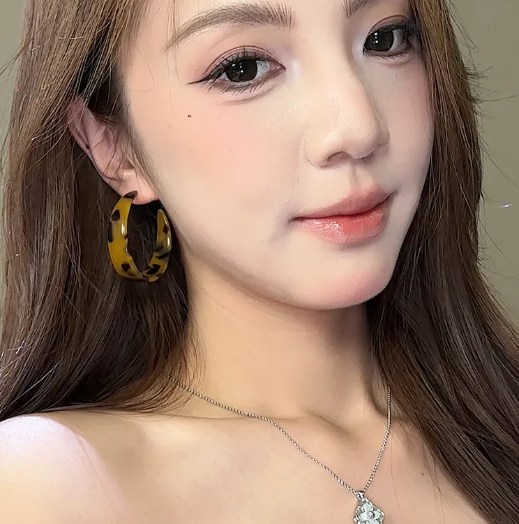 合金亚克力耳饰 豹纹色宽边耳圈女秋冬美拉德氛围感小众设计耳饰