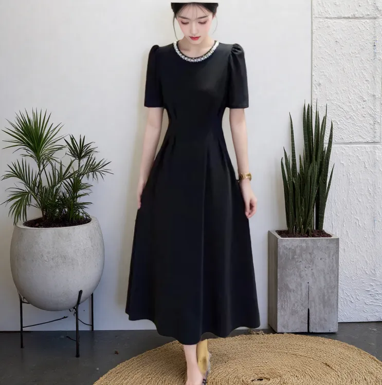 2025新款夏季短袖珍珠圆领连衣裙法式爆款收腰显瘦高级感小黑裙