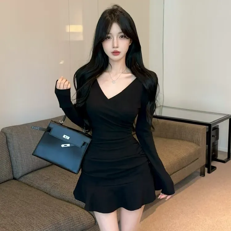 辣妹风设计感V领荷叶边小黑裙时尚性感褶皱收腰修身长袖连衣裙女