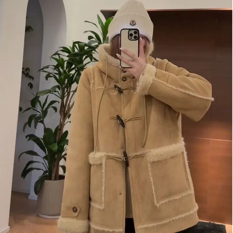 【瘦瘦】杏仁布丁-大码连帽保暖拉链牛角扣口袋羊羔毛外套S02285