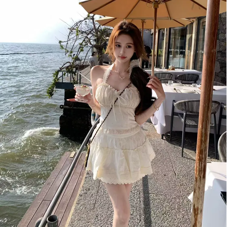 【奶油玉兔】2025春季新款纯欲甜美风性感绣花挂脖上衣配高腰半身裙