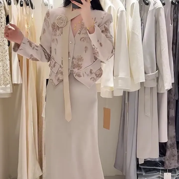 2025春季新款时尚显瘦气质女士网红花上衣裙子两件套百搭款D6124