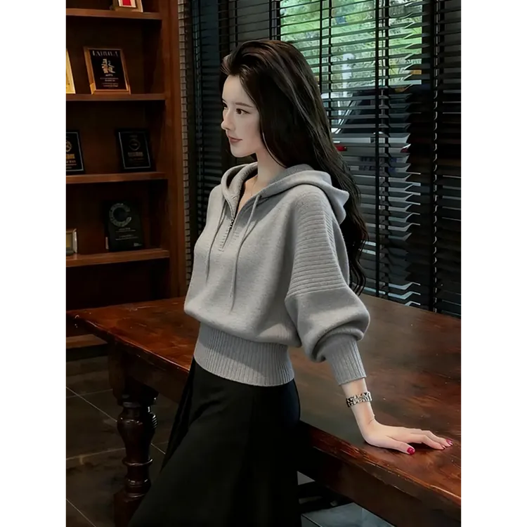 2025秋冬新款老钱风连帽半拉链灰色针织衫女麻花纹时尚设计感毛衣
