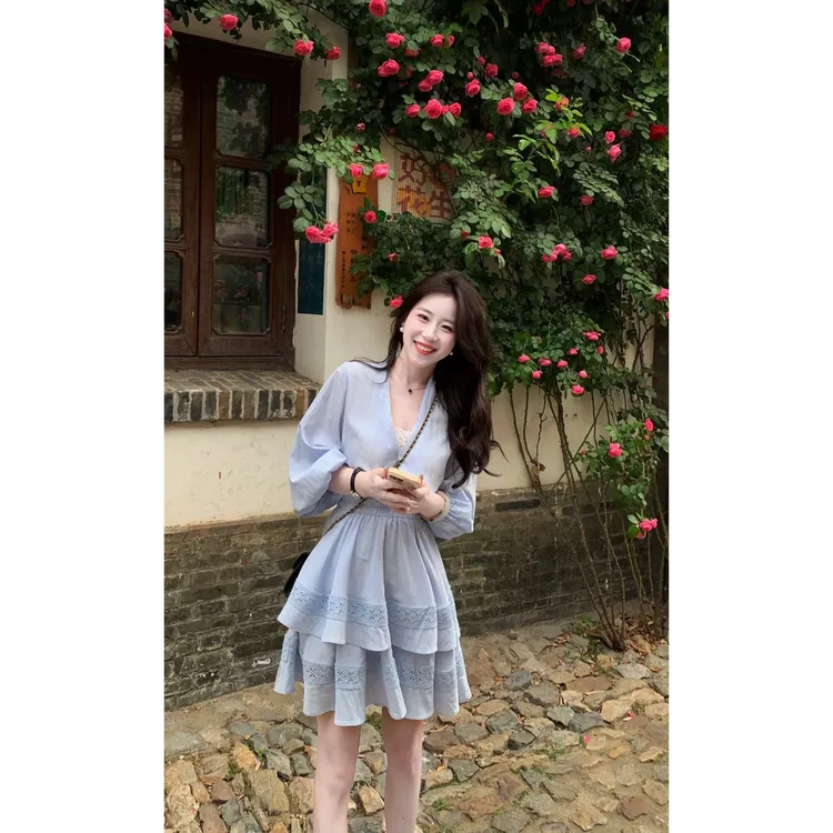 浅蓝色V领连衣裙女夏季大码胖mm收腰气质漂亮旅游度假蕾丝短裙子