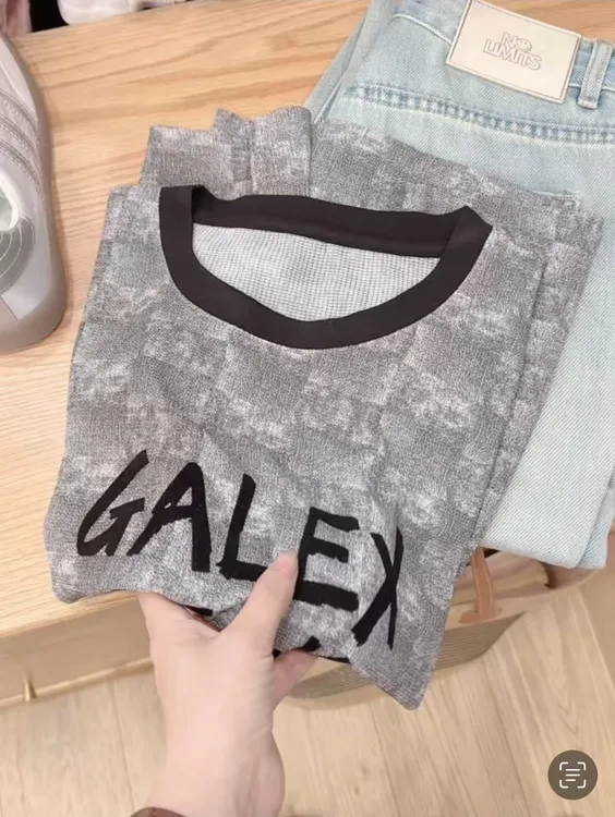七言家巨好穿！欧货清凉字母植绒显瘦撞色短袖@