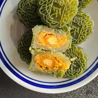 现烤莲蓉蛋黄手工艾草月饼中秋休闲传统糕点