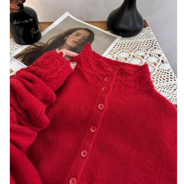 奶呼呼羊毛复古红钩花韩版立领软糯好穿针织开衫秋冬经典百搭毛衣