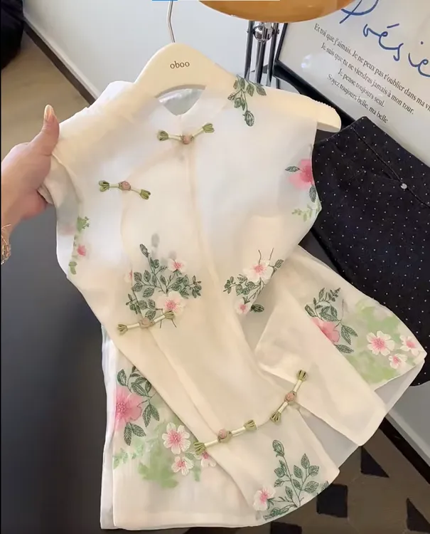 2025年夏季新款新中式薄款刺绣无袖衬衫女款立领国风气质坎肩上衣