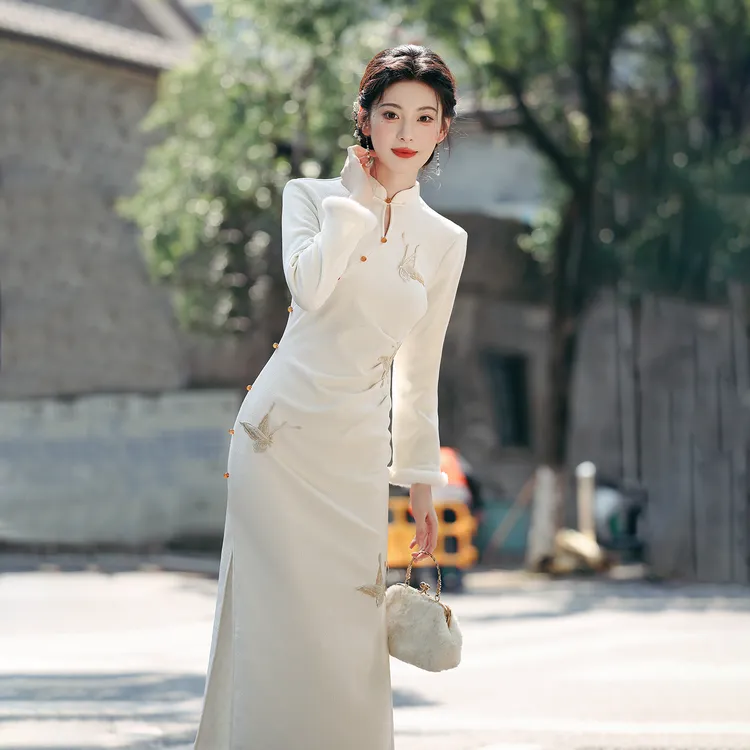 白色新中式加绒长袖旗袍秋冬季保暖加厚立领修身气质日常款订婚裙