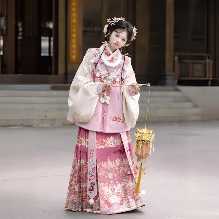 【飞马耀岁】明制交领上袄马面裙方领比甲满绣云肩远山乔汉服套装女