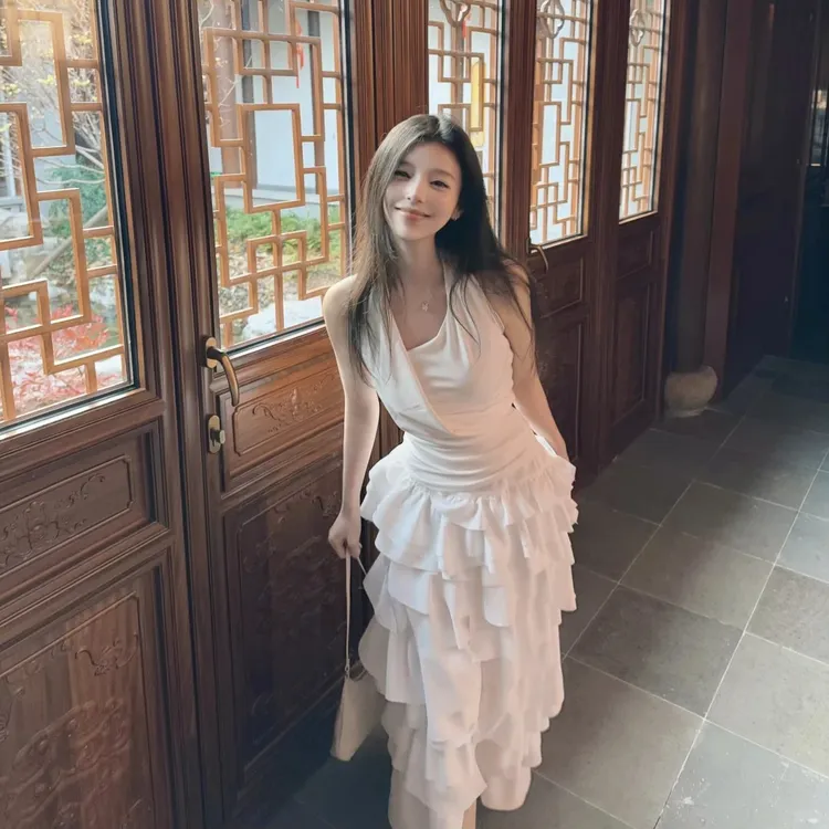 法式白色短款挂脖吊带背心女夏季度假风套装开叉蛋糕半身裙两件套