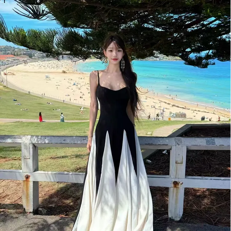 法式复古黑白拼接小众吊带连衣裙女夏季新款高级气质收腰显瘦长裙