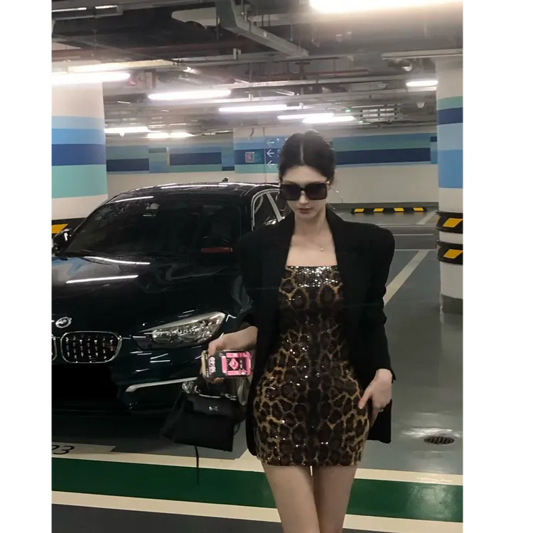 纯欲复古辣妹豹纹亮片吊带连衣裙性感包臀裙2025早秋新款内搭短裙