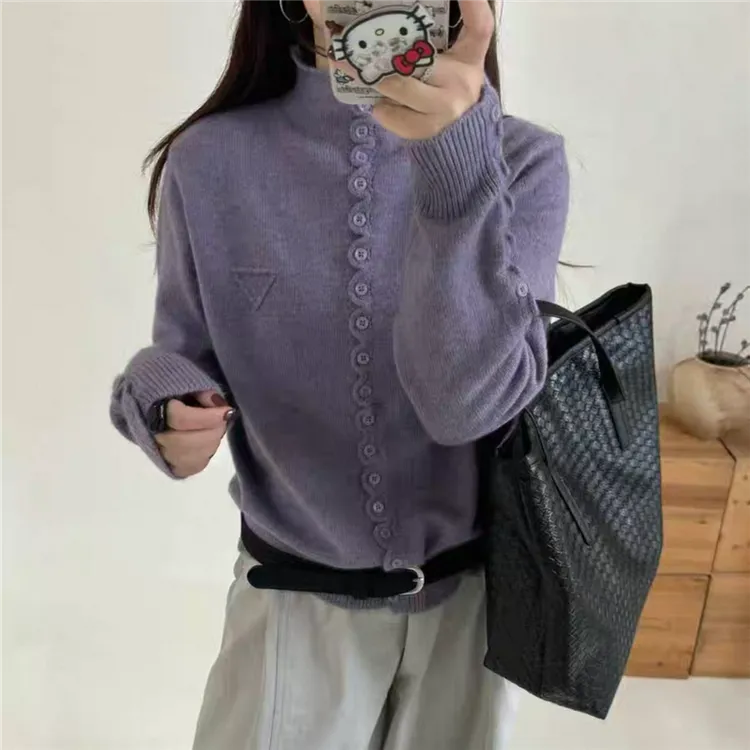 立领三角标时尚纽扣针织开衫女秋冬新款减龄软糯百搭毛衣