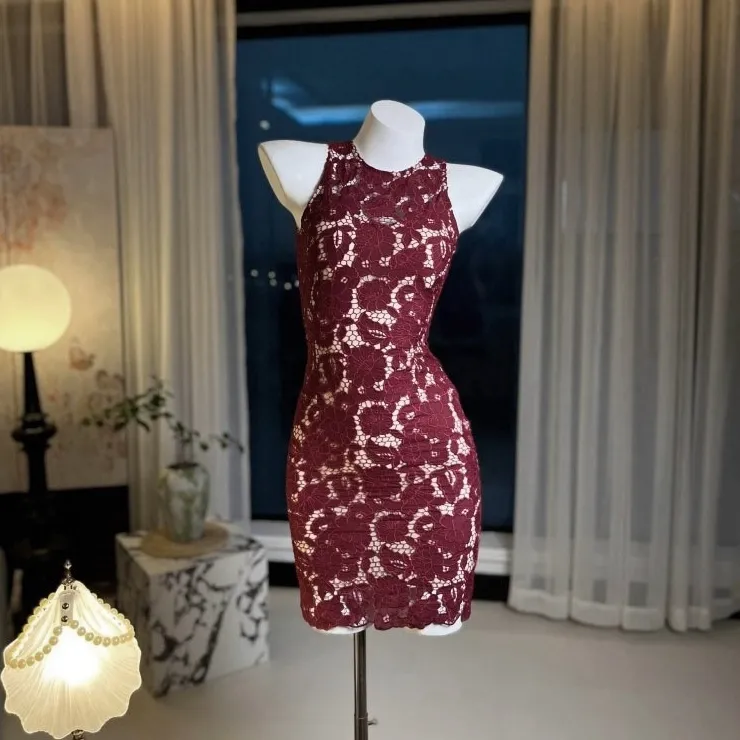 红色战袍圆领蕾丝包臀裙女2025秋上新收腰显瘦连衣裙无袖性感短裙