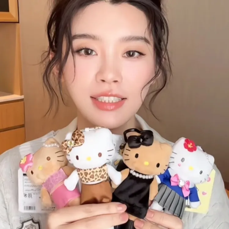 【Hello Kitty 长腿小香名媛风奚梦瑶同款】毛绒包挂豹纹黑皮明星款