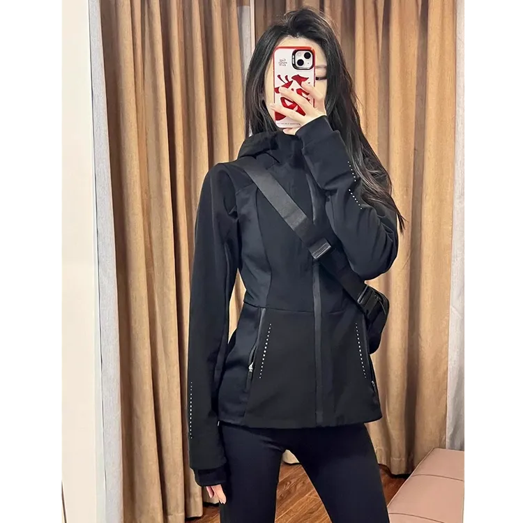 修身黑色软壳冲锋衣时尚休闲女款2025新款外套小个子户外运动套装