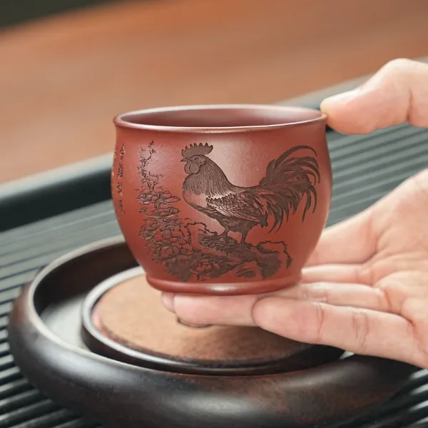 当代 宜兴原矿龙血砂手工刻绘公鸡紫砂主人杯 NX