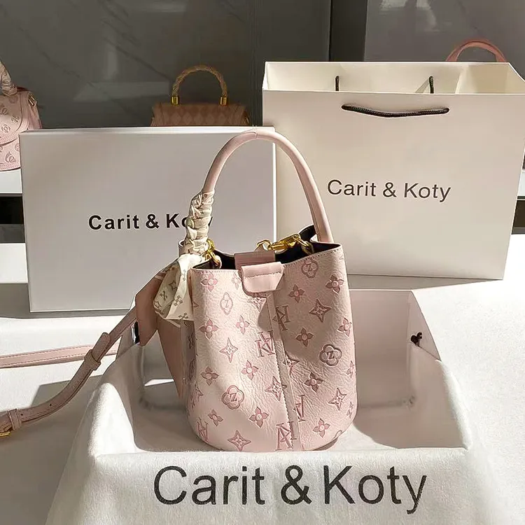 CARIT KOTY小众压花粉色通勤水桶包包女2025新款百搭通勤斜挎小包
