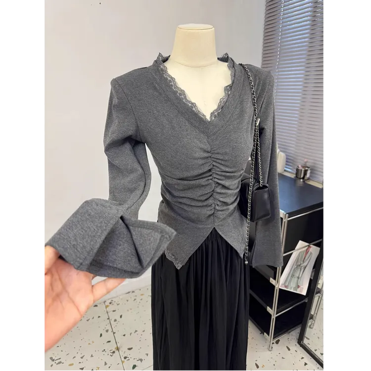 纯欲蕾丝花边v领长袖T恤女春秋新款设计感压褶修身收腰打底衫上衣